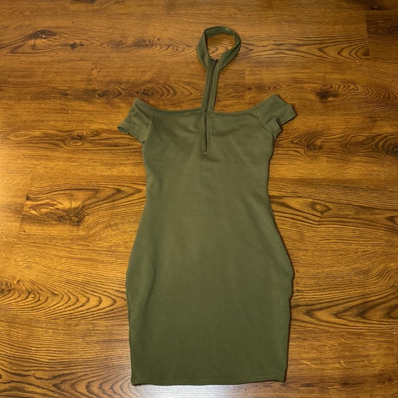 🌷Guess 🌷 Olive Green Choker Off Shoulder Dress - Picture 2 of 5